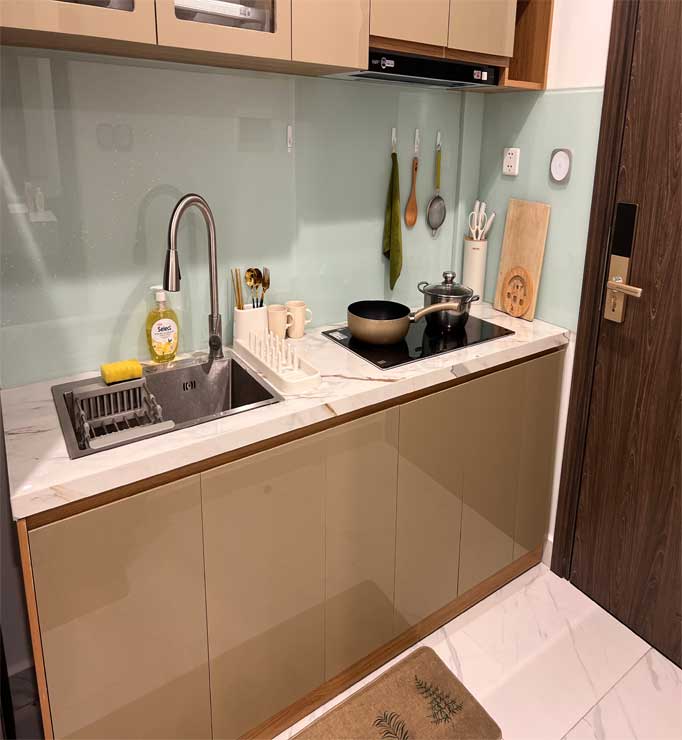 Bếp đầy đủ tiện nghi tại homestay Vinhome Grand Park, Quận 9