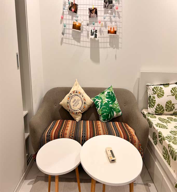 Phòng khách lãng mạn có ban công tại homestay Vinhome Grand Park