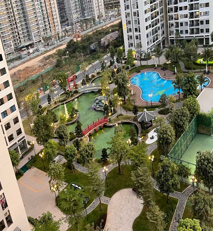 Ban công với view hồ bơi tại Vinhome Grand Park, Quận 9