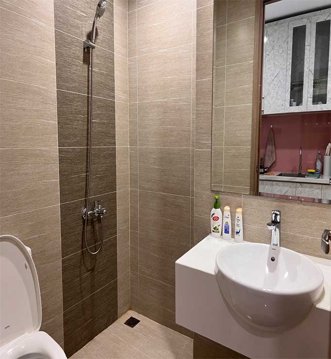 Phòng tắm hiện đại homestay Vinhome Grand Park, Quận 9