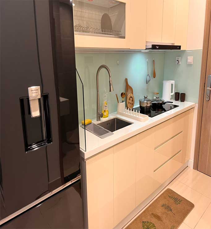 Bếp và bàn ăn homestay Airbnb tại Vinhome Grand Park Quận 9