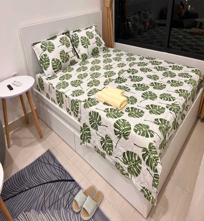 Airbnb Vinhome Grand Park phòng ngủ nhỏ ấm áp.