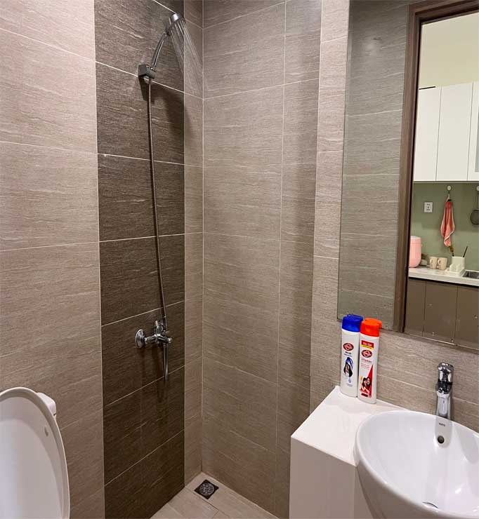 clean-bathroom-modern-shower-homestay-riverside-grand-park