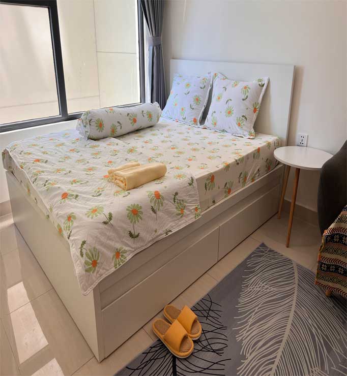 cozy-bedroom-with-balcony-view-homestay-grand-park