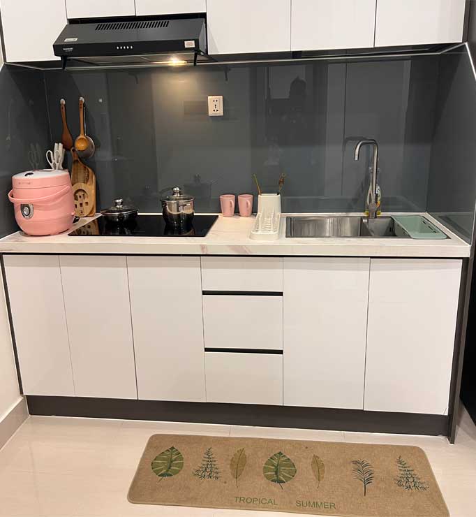 homestay-kitchen-with-stove-fridge-grand-park
