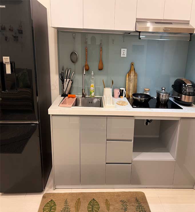 Bếp và khu ăn uống homestay Vinhome Grand Park tiện nghi.