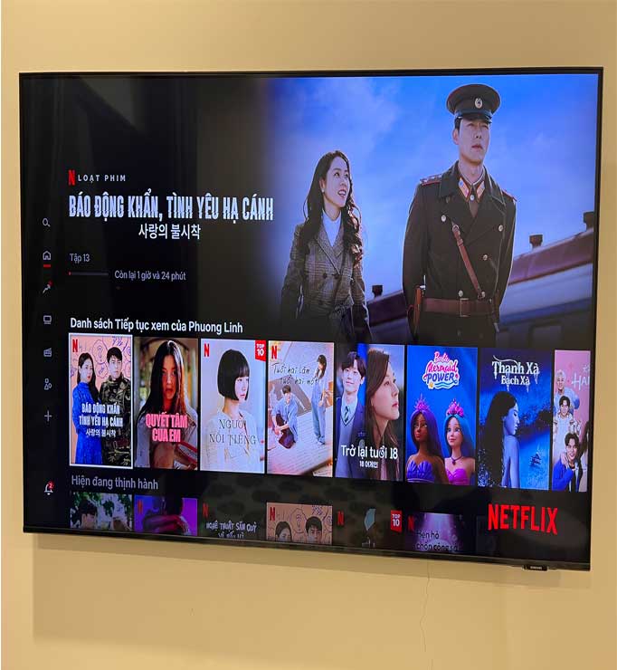 modern-living-room-with-smart-tv-grand-park-homestay