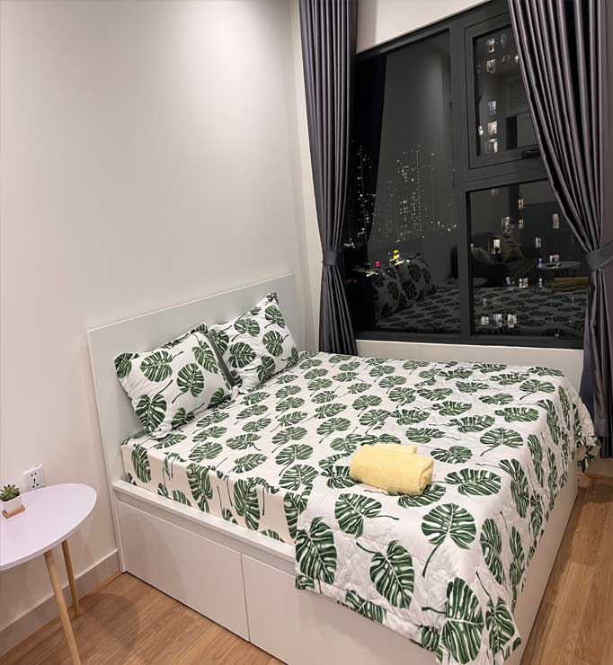 Phòng ngủ giường lớn view hồ bơi – Homestay S2.03 Vinhome Grand Park Romantic Stay Airbnb Quận 9