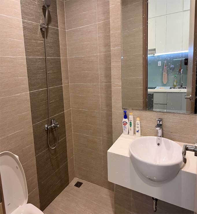 Phòng tắm hiện đại tại homestay Airbnb Vinhome Grand Park Quận 9 Long Bình