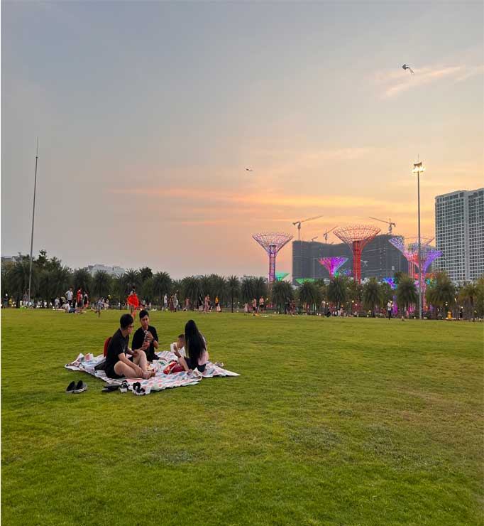 Sân cỏ rộng rãi gần bãi biển VinWonders, không gian thư giãn lý tưởng cho picnic và hoạt động ngoài trời