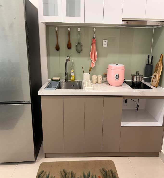 Bếp và khu ăn uống homestay Vinhome Grand Park tiện nghi.
