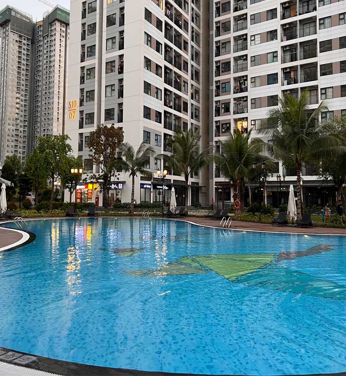 Hồ bơi ngoài trời tại Vinhome Grand Park dành cho khách homestay