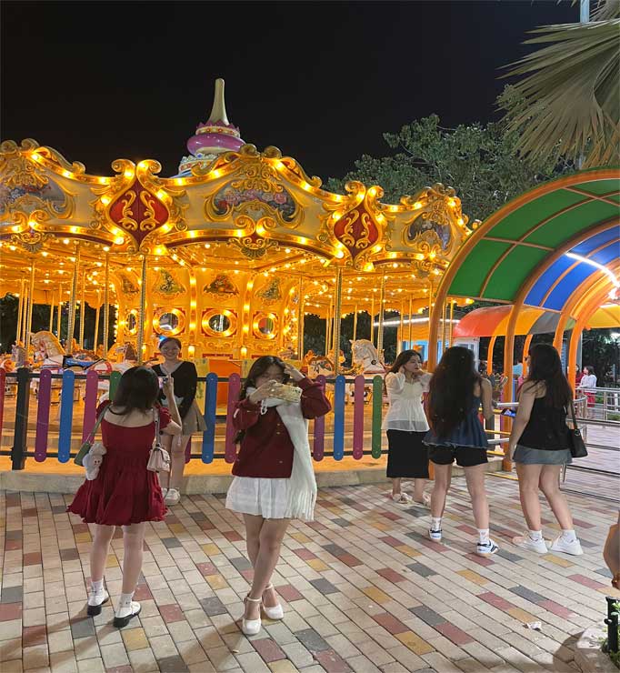 òng quay ngựa gỗ VinWonders gần homestay Airbnb Vinhome Grand Park Quận 9
